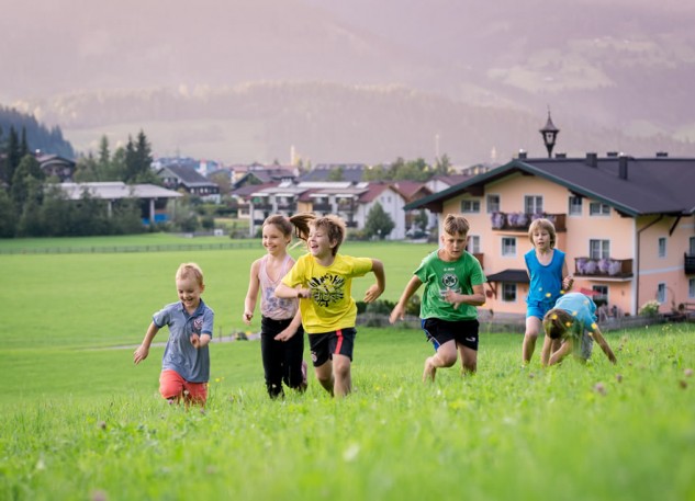 Kinder spielen in der Natur um den Wechslerhof © Katja Mazur
